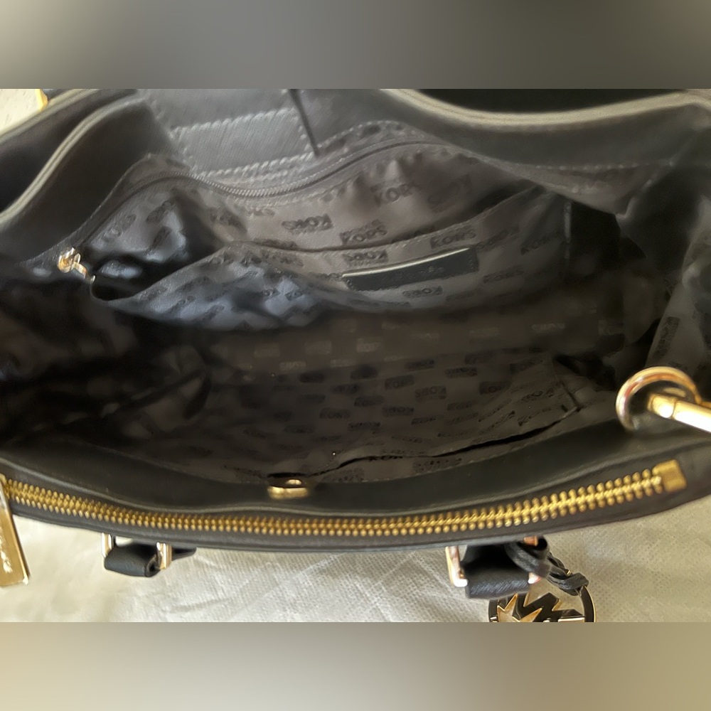 Michael Kors crossbody bag. - Picture 3 of 5
